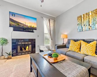 Best 2 Bedroom in Litchfield Park! Hot Community Pool, 1 car garage - Litchfield Park - Living room