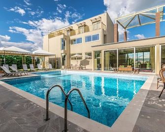 Golden Suites & Spa - Yanya - Havuz
