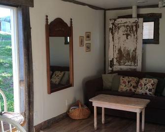 Small Vintage Guest Ranch Accommodation - Cochrane - Sala de estar
