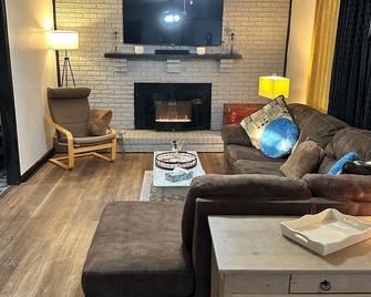 Charming old 3-bedroom house with WiFi, & central heat & air in central Cabot - Cabot - Living room
