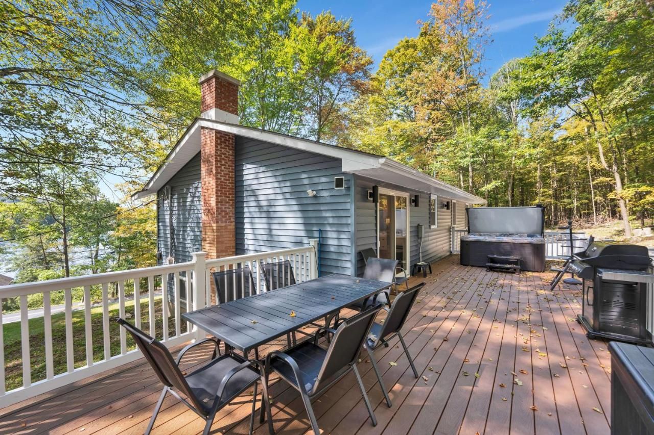 Lakeside, Dock, Hot Tub, Kayaks, Arcade, Playset