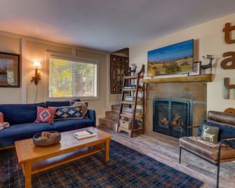 Pine Lodge: 3 Br, 2 Ba Cabin / Bungalow In Tahoma, Sleeps 6 - Tahoma - Living room