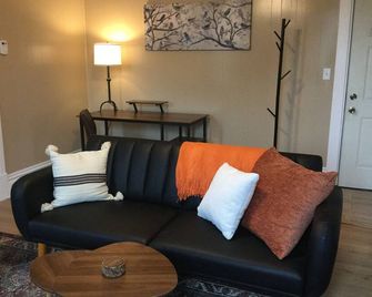 Updated 2-bedroom apartment with WiFi, Walkable, Nice Views - Oil City - Living room
