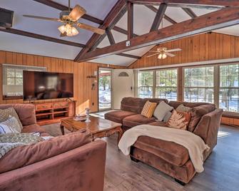 Walk to Lake Harmony Home with Hot Tub and Fire Pit - Lake Harmony - Living room