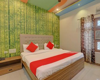 Hotel O Kriti Green - Varanasi - Bedroom