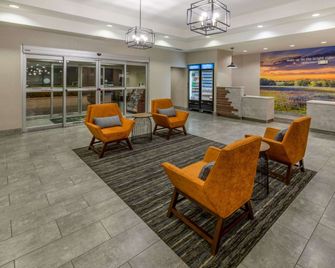 La Quinta Inn & Suites by Wyndham Bridgeport - Bridgeport - Lobby