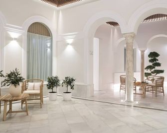 Mylu Suites by Puerta Catedral - Seville - Lobby