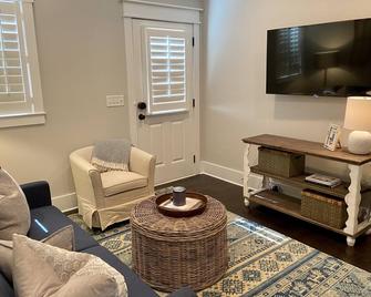 Old Village Retreat-Shem Creek-Downtown Chs-Beach - Mount Pleasant - Living room