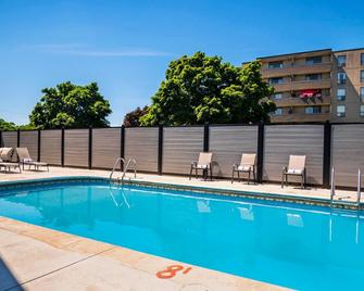 Quality Inn - Chatham-Kent - Piscina