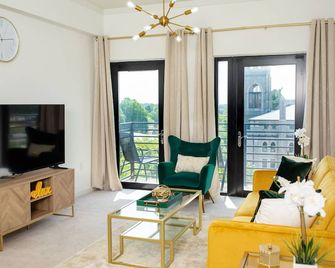 Luxe High Rise Uptown Condo |Free Wi-Fi | Secure Building | Free Parking - Charlotte - Living room