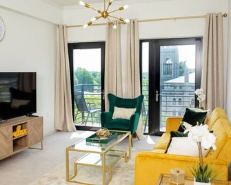 Luxe High Rise Uptown Condo |Free Wi-Fi | Secure Building | Free Parking - Charlotte - Sala de estar