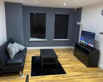 Beckton Retreat - London - Living room