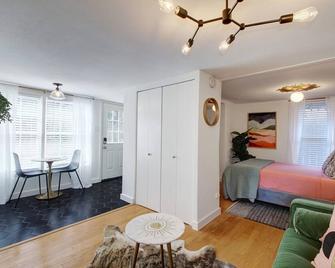 Hyde Park Guesthouse w/ Parking & Private Entry - Austin - Salon