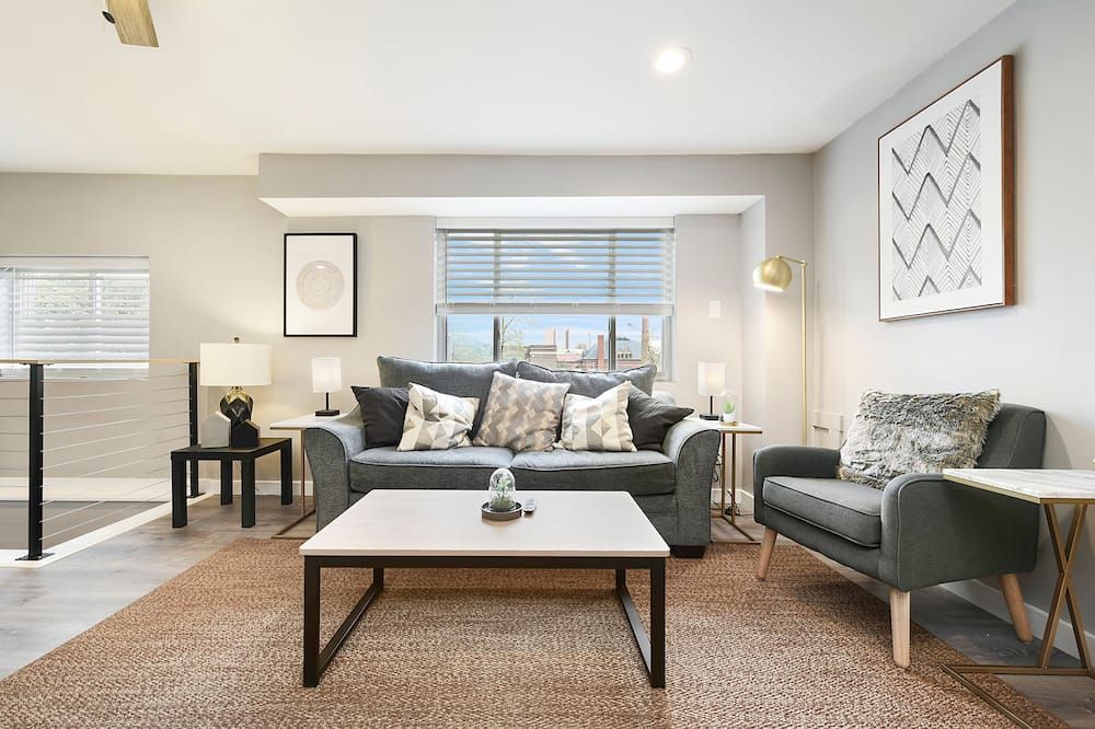 Cozy & Comfy Duplex! 7Bed/4Bath w/5 Car Parking! - Pittsburgh - Olohuone