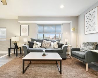 Cozy & Comfy Duplex! 7Bed/4Bath w/5 Car Parking! - Pittsburgh - Living room