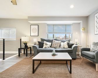 Cozy & Comfy Duplex! 7Bed/4Bath w/5 Car Parking! - Pittsburgh - Olohuone