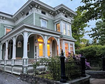 Historic Downtown 6BR Home + Walk to River, Lake & Dining - Oswego - Building