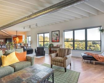 Oakland Hills Home: Artistic, Spacious, with Views, Home Office, and Gym - Oakland - Sala de estar