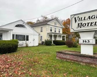 Village Motel - Clinton - Building