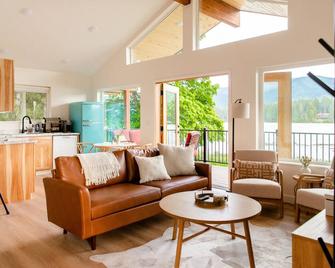 Riverfront Retreat in Thompson Falls - Thompson Falls - Вітальня