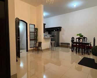 cozy lovely white new house 2 minutes to the mall and gas station - León