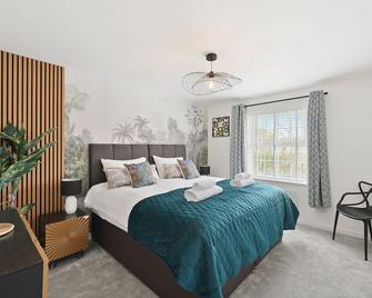 Tropical Inspired 2 Bedroom Flat in Dunmow - Great Dunmow - Bedroom