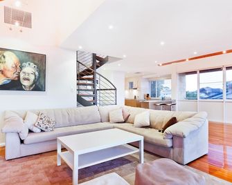 Seagull Condo/Apartment - Absolute Beachfront Holiday Retreat - Rockingham - Living room