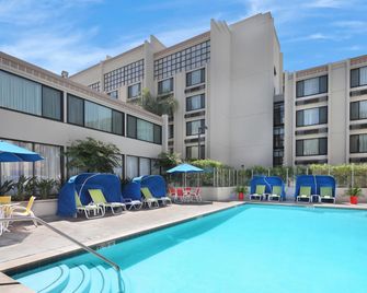 Holiday Inn & Suites Anaheim (1 Blk/Disneyland) By IHG - אנהיים - בריכה