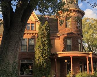 Historical Landmark Yesteryear Queen Anne Victorian Castle - Kalamazoo - Building