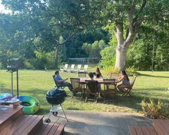 River Retreat in Mid-Modern Home in Park Setting - Iowa Falls - Patio