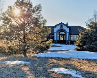 Peak Valley Manor, a Modern Farmhouse - Colorado Springs - Building