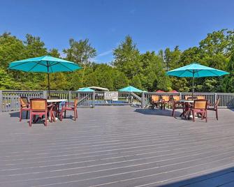 Harmony Ridge by Avantstay Large Deck w Hot Tub Forest Views - Lake Harmony - Innenhof