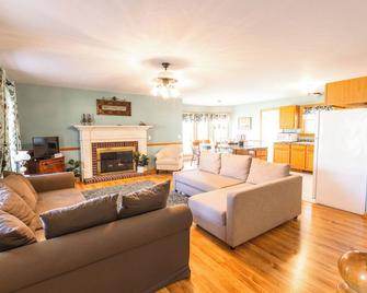 Serene, wooded setting near wineries, covered bridges, Lake Erie, & more! - Kingsville