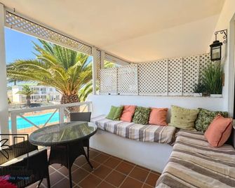 Vis Herbae Pool View by iRent Fuerteventura - Corralejo - Parveke