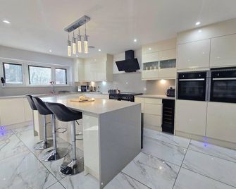 House - Sleeps 16, Parking, Pets Allowed & Jacuzzi - Farnborough - Kuchyň
