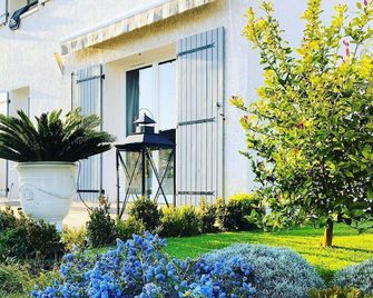 Séjour Magnifique Dans le Var: Chambre Colby . Mettez Vous au Vert - Roquebrune-sur-Argens - Edificio