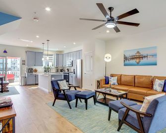 Walk to Dtwn: Waterfront Eastern Shore Townhome! - Cambridge - Huiskamer