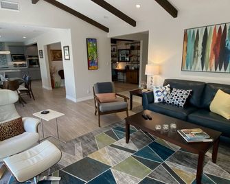 Classic Palm Springs winter retreat with private pool, mountain views - Palm Springs - Living room