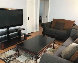 Cheerful 2 bedroom home with parking on premises - Indianapolis - Wohnzimmer