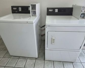 Budget Inn - Durham - Lavandería