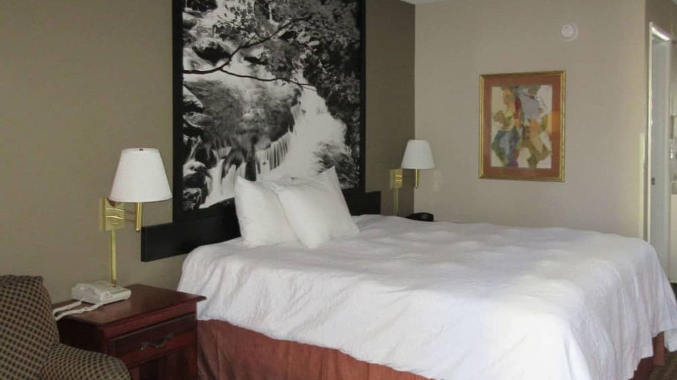 Econo Lodge Inn & Suites Manchester North