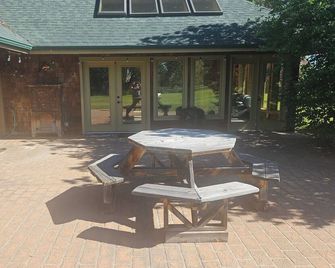 Enjoyable 5-bedroom house in charming Deer Lodge perfect for families - Deer Lodge - Patio