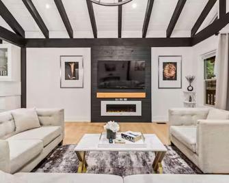 Extraordinary home with pool,hot tub, sauna, gym, arcade & theatre. - Sicamous - Living room