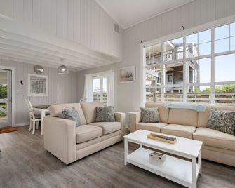 Oceanside Cottage Steps from the Beach! The Gray Sandcastle! - Nags Head - Living room