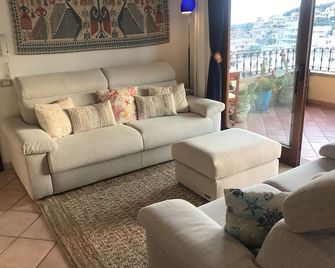 Panoramic penthouse with sea view-Panoramic penthouse with sea view (Free Wifi) - Villasimius - Living room