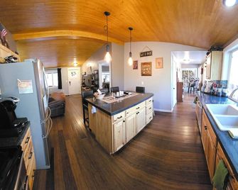 Shattuck Mountain Retreat - New Secret Spa Hidden in the Forest! - Boise - Kitchen