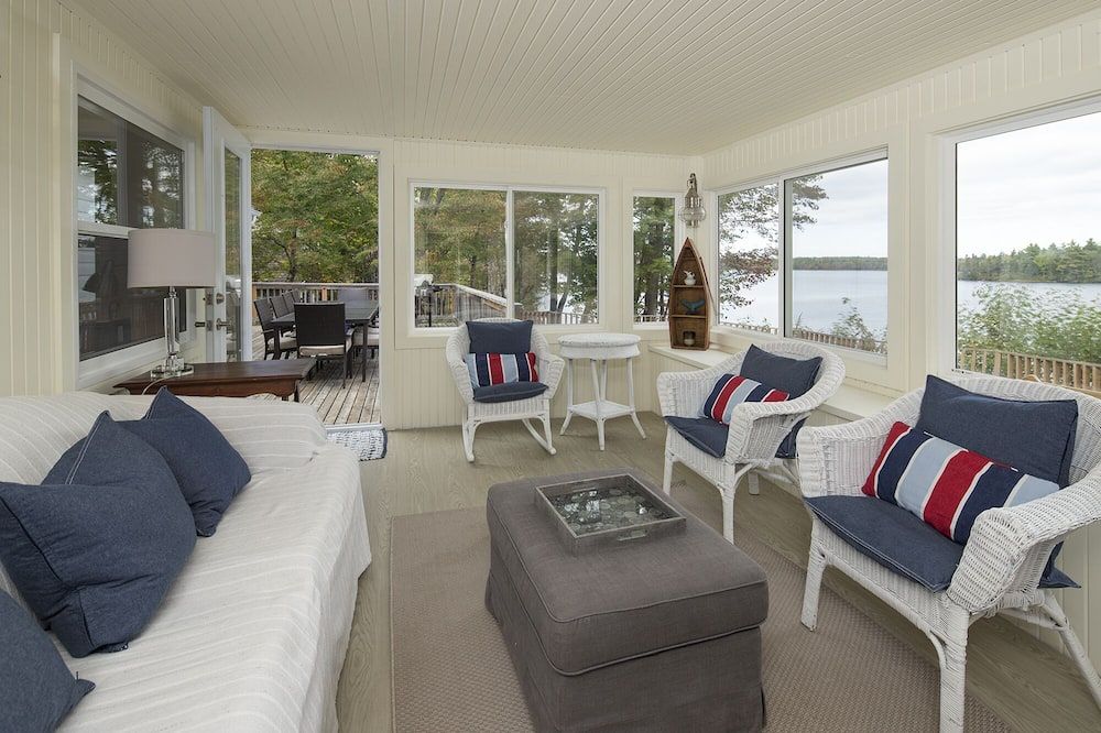 Lakefront Retreat With Sandy Beach, Perfect For Kids - Middleton - Living room