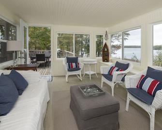Lakefront Retreat With Sandy Beach, Perfect For Kids - Middleton - Sala de estar
