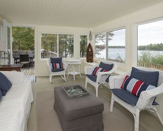 Lakefront Retreat With Sandy Beach, Perfect For Kids - Middleton - Living room