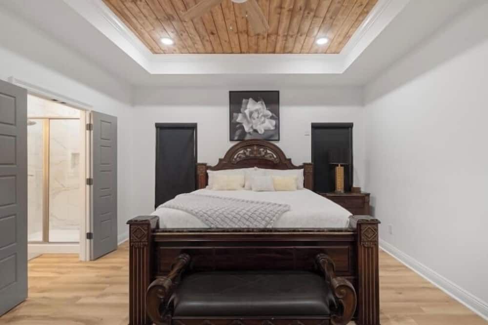 4-Bedroom Modern Luxury Haven Near Central Attractions